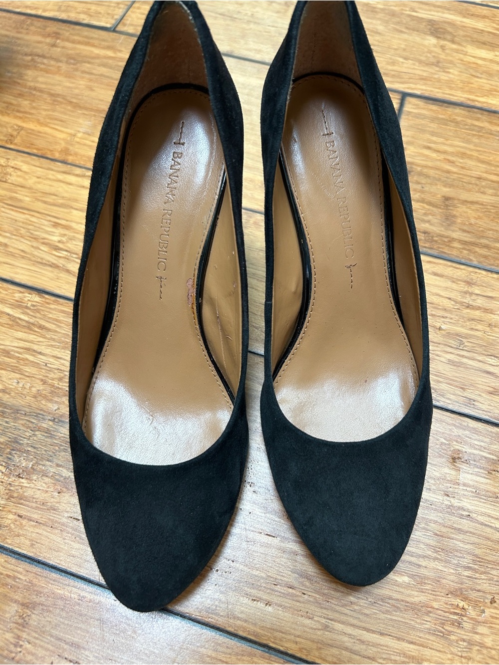 Banana Republic black sued wedge pumps
